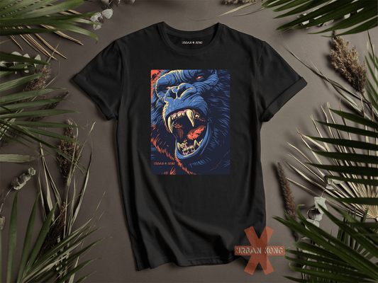 T-shirt nera appoggiata su una superficie decorata con foglie, con una grafica centrale che raffigura un gorilla ringhiante in stile illustrato, dai toni blu e arancio, appartenente al brand Urban Kong.