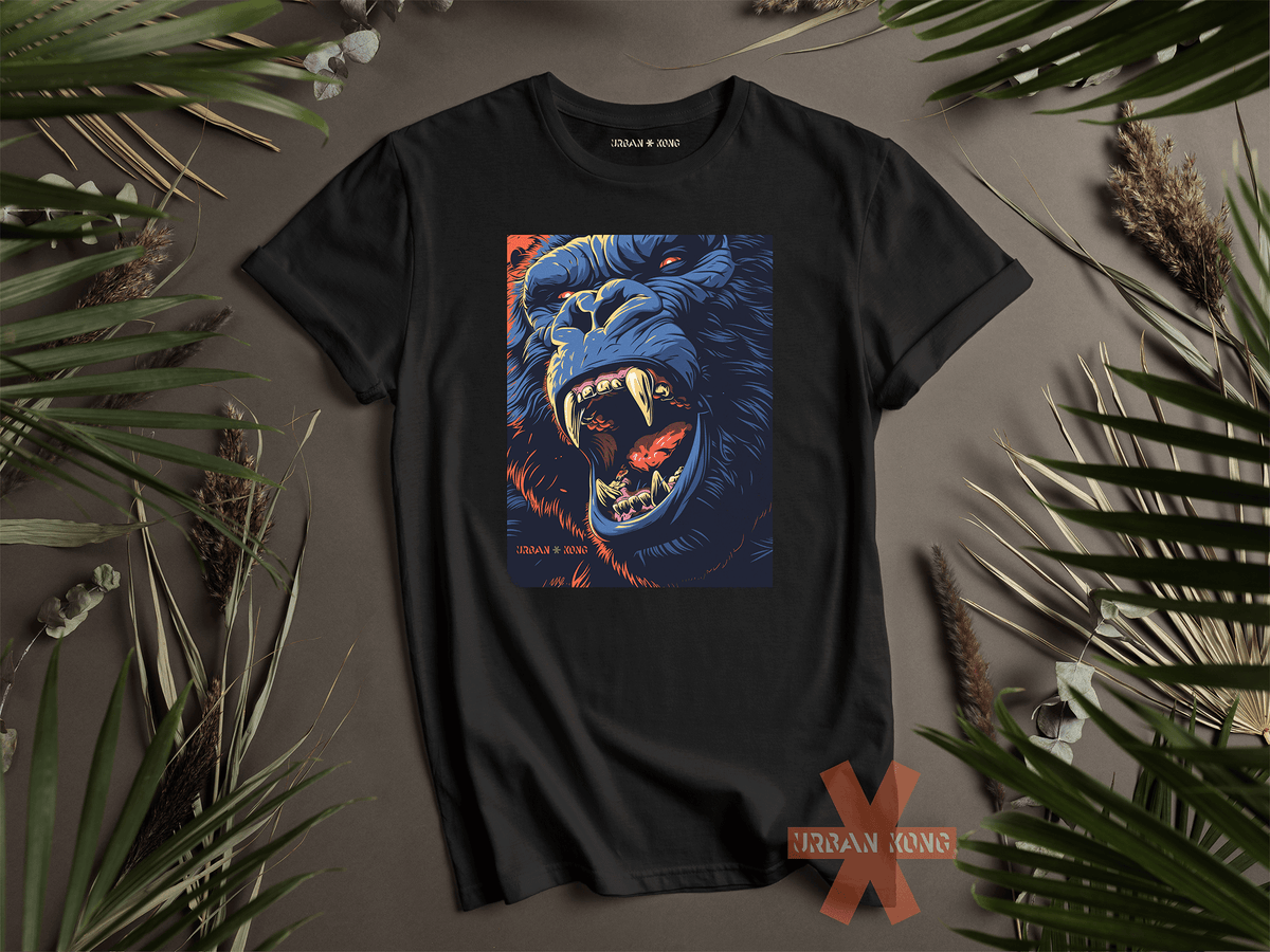 T-shirt nera appoggiata su una superficie decorata con foglie, con una grafica centrale che raffigura un gorilla ringhiante in stile illustrato, dai toni blu e arancio, appartenente al brand Urban Kong.