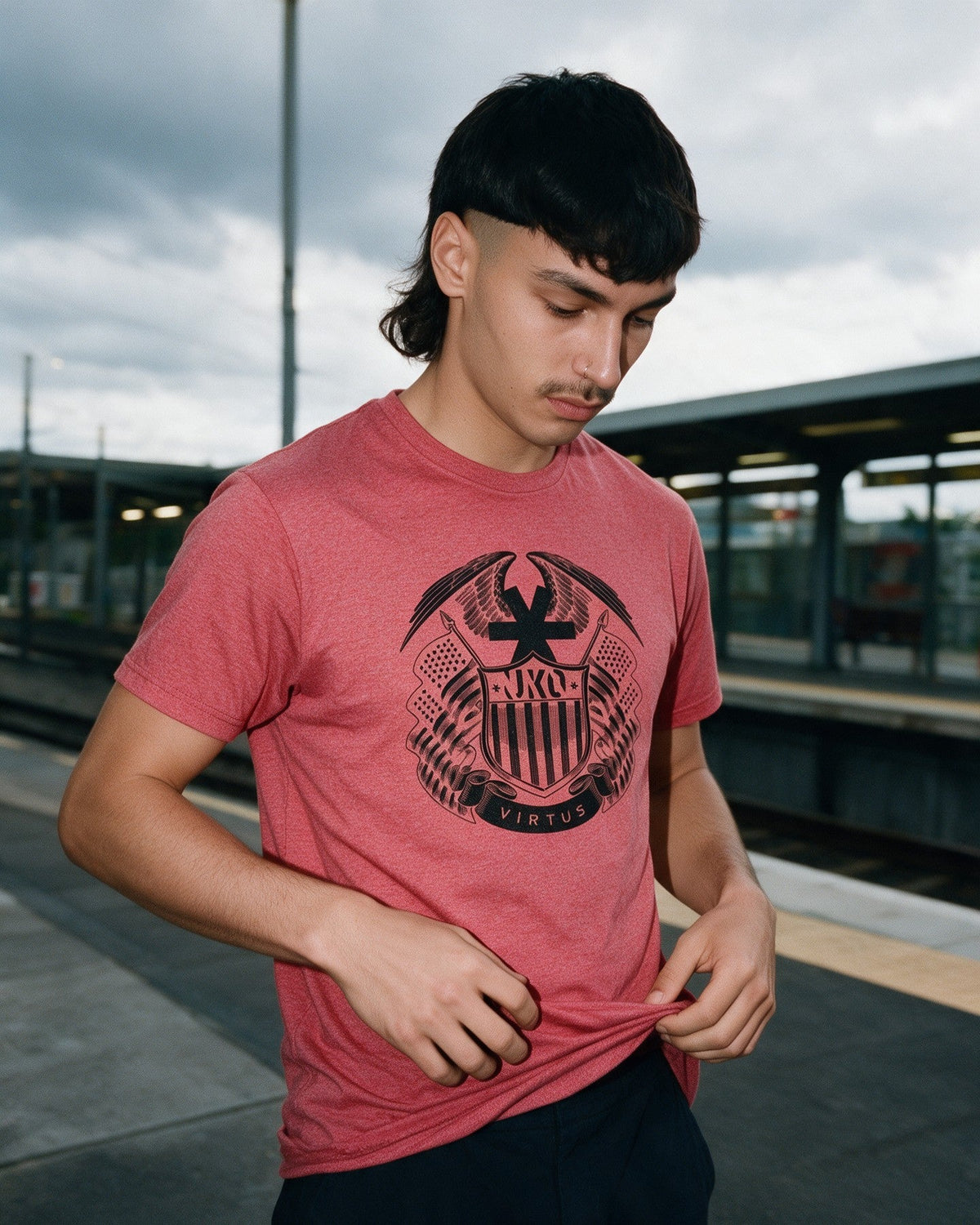 Virtus T-Shirt in Heather Red worn on the street — Urban Kong