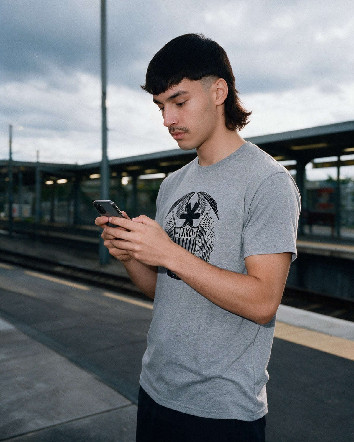 Virtus T-Shirt in Ice Grey worn on the street — Urban Kong