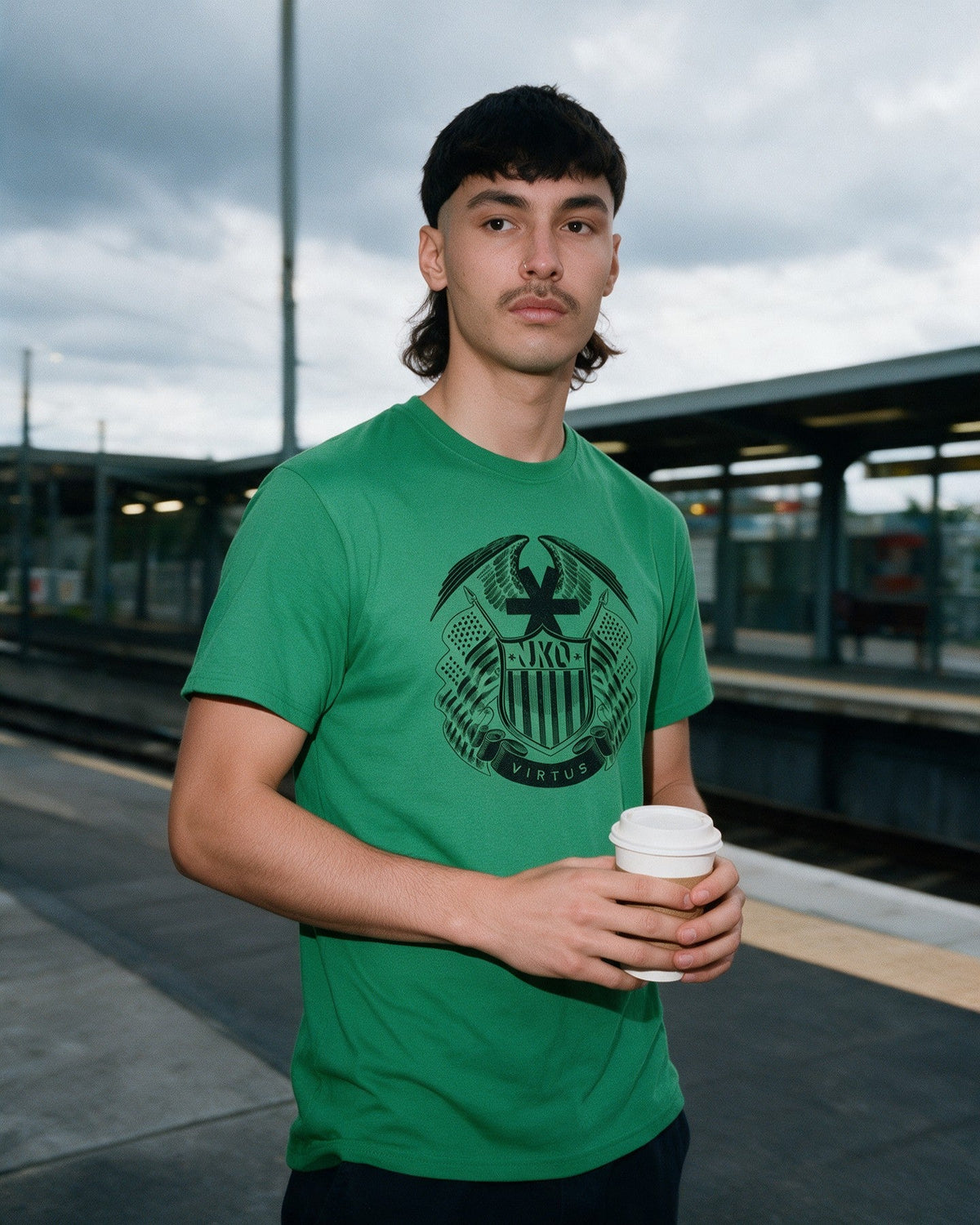 Virtus T-Shirt in Irish Green worn on the street — Urban Kong