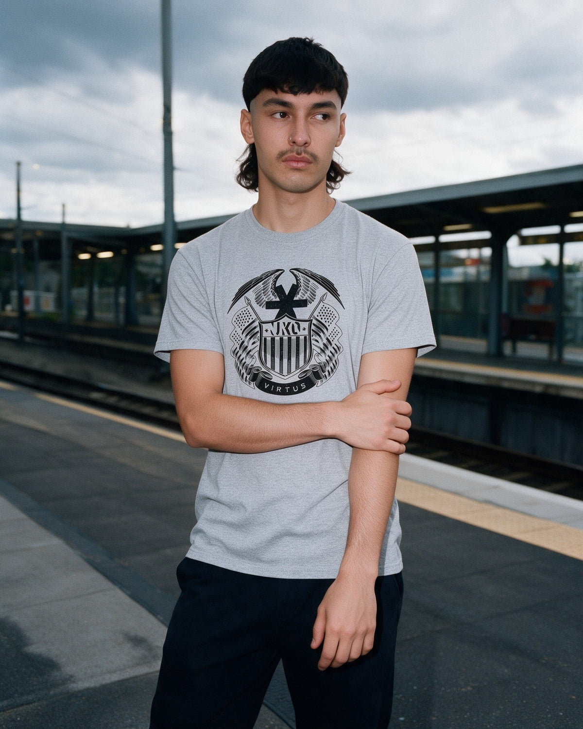 Virtus T-Shirt in Sport Grey worn on the street — Urban Kong