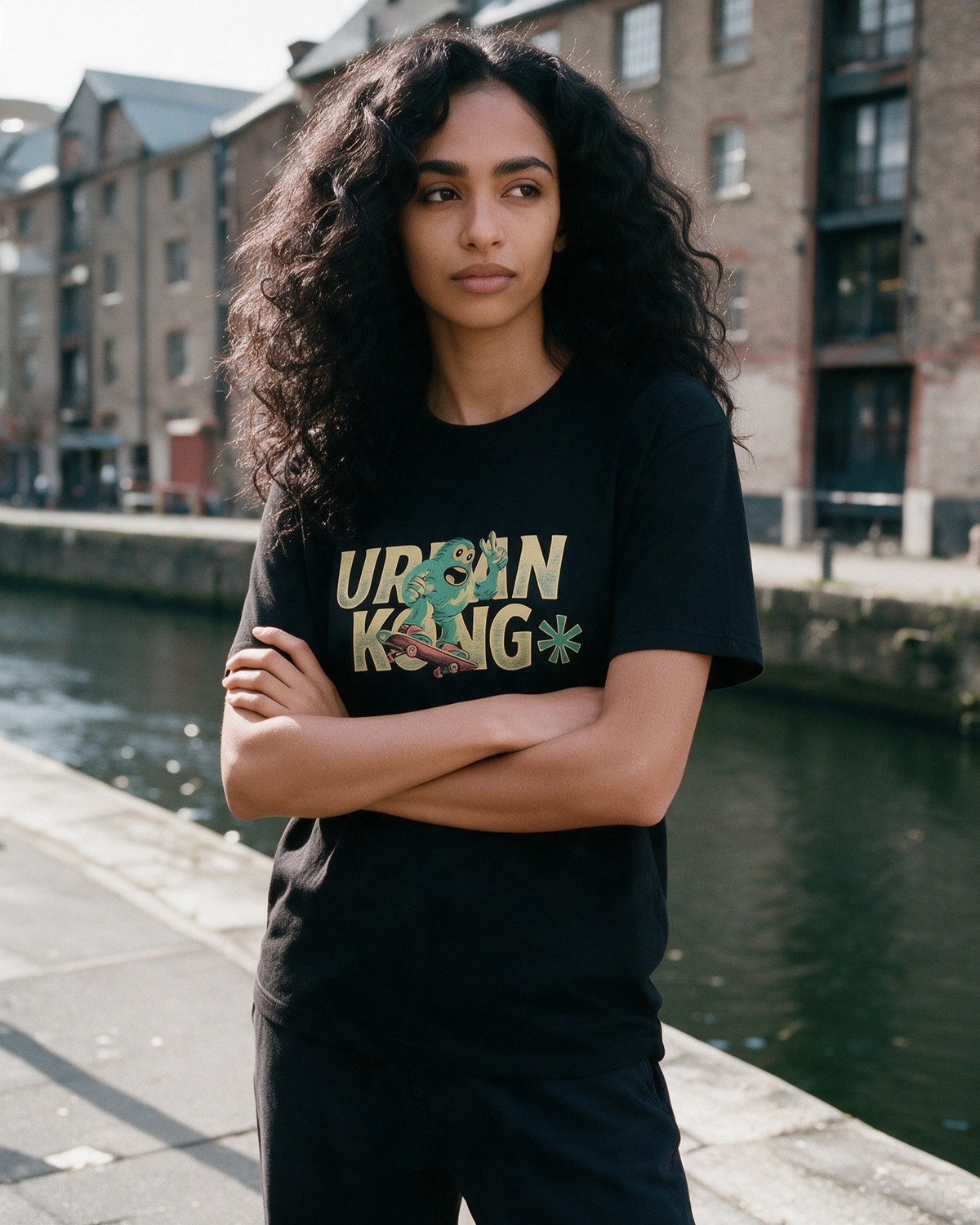 Old Urban Kong T-Shirt in Black worn on the street — Urban Kong
