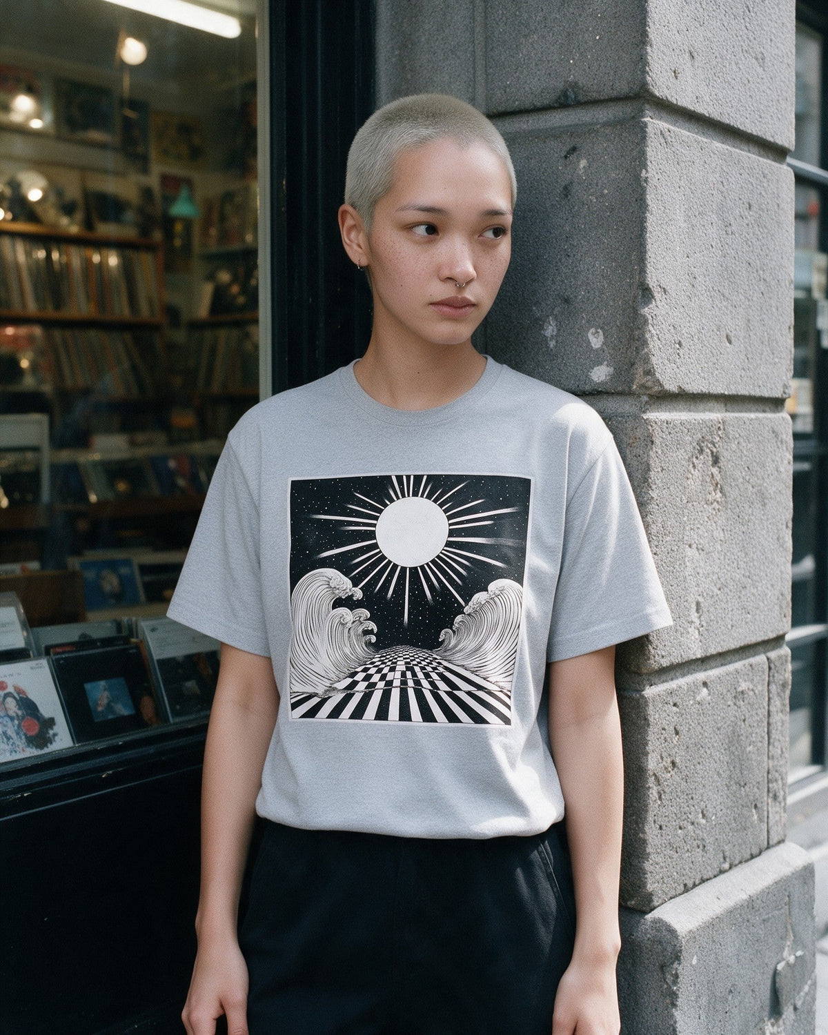 Real Illusion T-Shirt in Sport Grey worn on the street — Urban Kong
