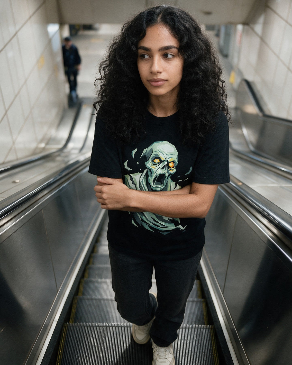 Screaming Ghost T-Shirt in Black worn on the street — Urban Kong
